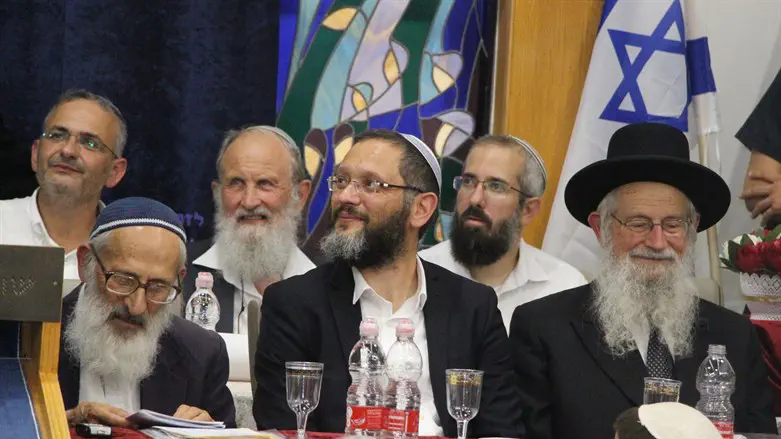 הרב בראלי בטקס הכתרתו לרב היישוב בית אל, לצד הרב מלמד והרב אבינר