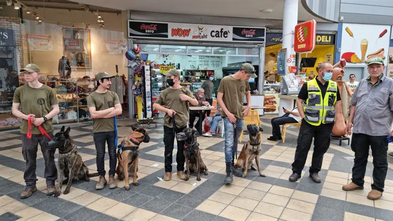 IDU volunteers patrol crowded areas in Haifa