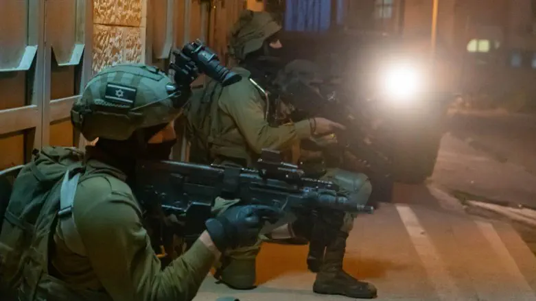 Ночная операция сил безопасности. Иллюстрация