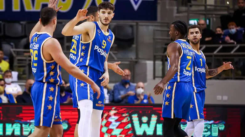 שחקני מכבי תל אביב חוגגים ניצחון