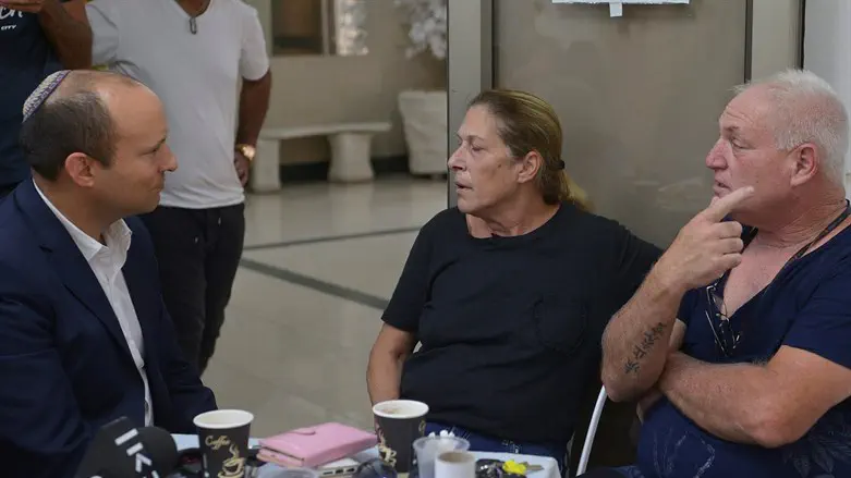 בנט בניחום אבלים אצל משפחתה של קים יחזקאל - לבנגרונד