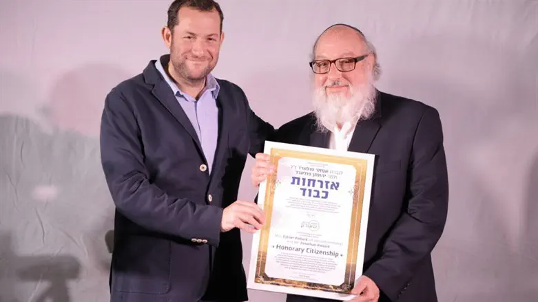 Jonathan Pollard receives Samaria citizenship