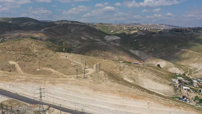 כביש מספר אחד מתחת למקום המיועד ליישוב החדש