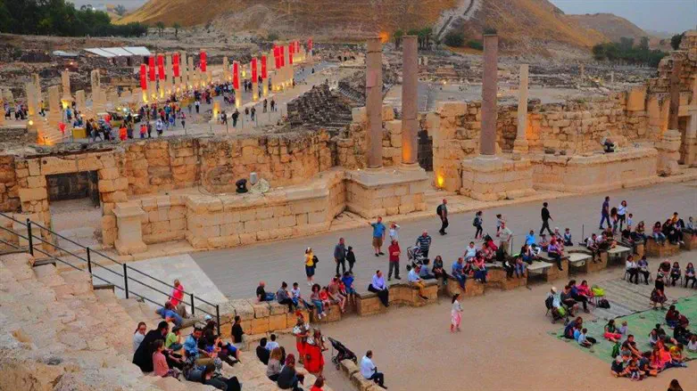 מסלולי טיול פתוחים ומגוון אתרי טבע והמורש