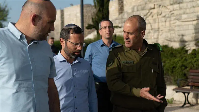 אלוף הפיקוד עם ראשי הרשויות