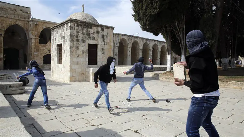 מתפרעים פלסטינים בהר הבית. ארכיון