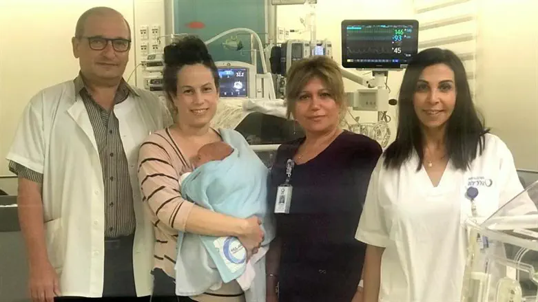 היולדת ותינוקה עם הצוות בהלל יפה