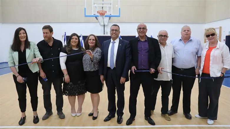 אולם ספורט חדשני גדול ומרווח 