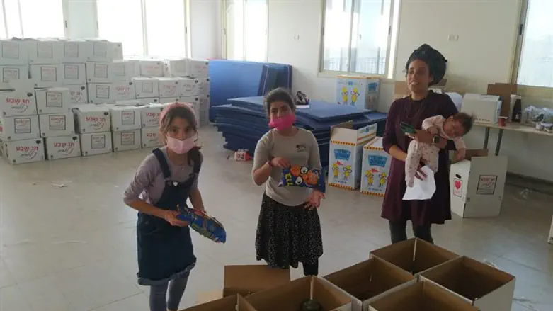 Упаковка продуктовых наборов к Песаху