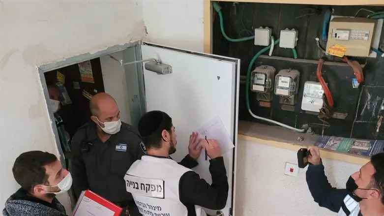 פקחים של העירייה בדירה שפוצלה