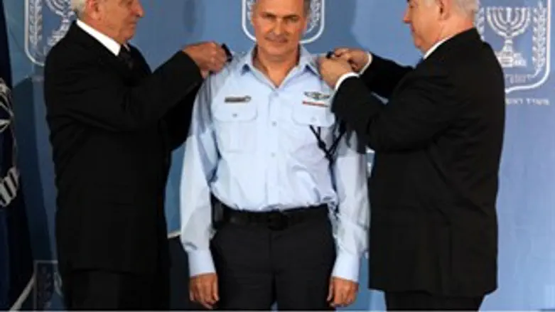 נתניהו ואהרונוביץ' עונדים דרגות לדנינו