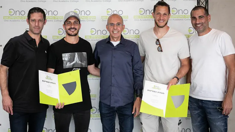 במאבק ראשון על תואר 