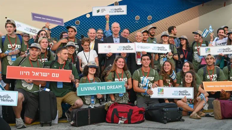 Immigrants arriving in Israel with Nefesh B'Nefesh