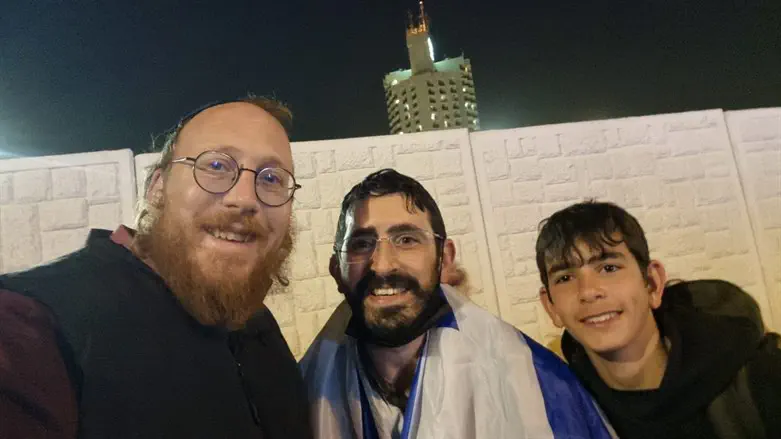 אלעד ברזילי (במרכז) לצידו של ברל'ה קרומבי