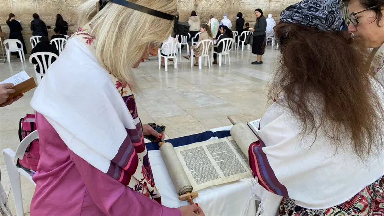 נשות הכותל עם ספר התורה שהוכנס בניגוד לנהלים