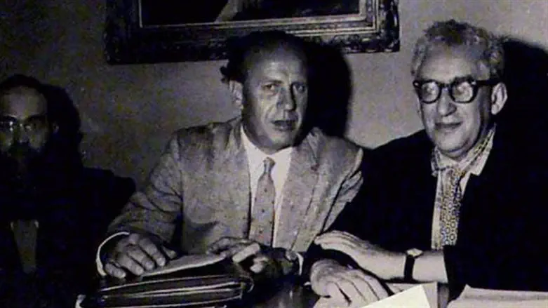 אוסקר שינדלר (במרכז)