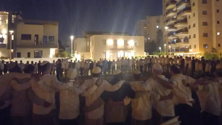 Hundreds camped near MK Orbach's house this Shabbat