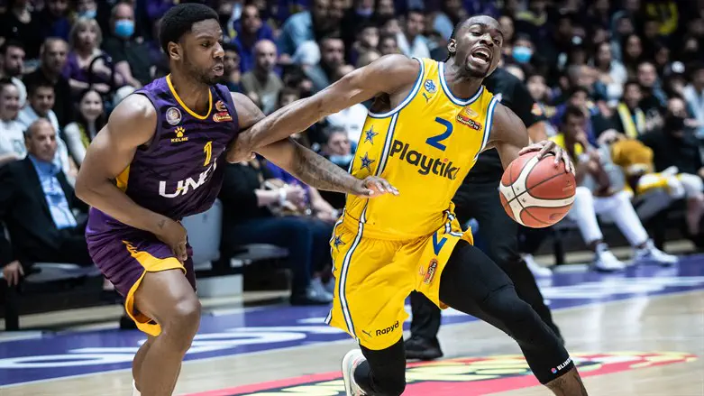 קינן אוואנס מתקשה מול הפועל חולון