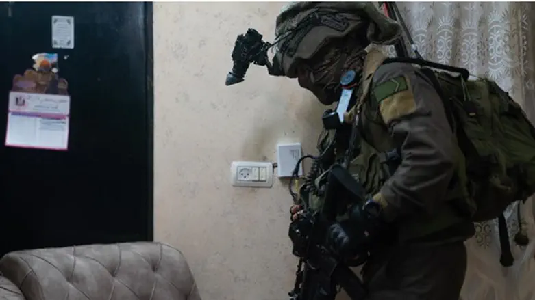 Боец ЦАХАЛ в деревне Ябад