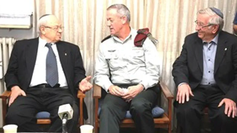 הרמטכ"ל גנץ מעניק 'פרח לניצול'