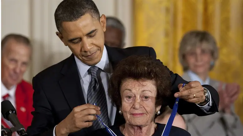 Obama presents Gerda Weissmann Klein a Presidential Medal of Freedom