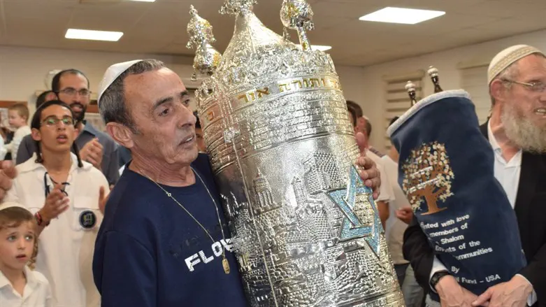 אביו של בראל עם ספר התורה