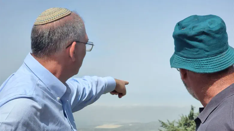 ניר אורבך במהלך הסיור