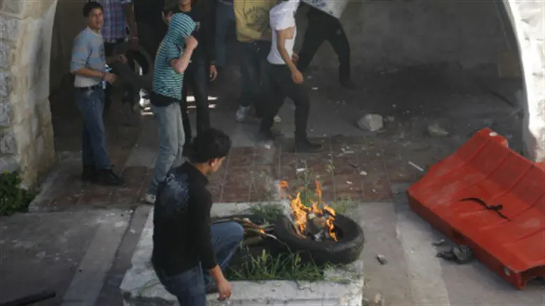 Arabs vandalize Joseph's Tomb (archive)