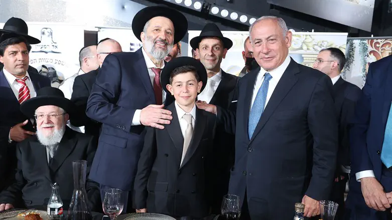 אריה דרעי ונכדו עם ח"כ בנימין נתניהו