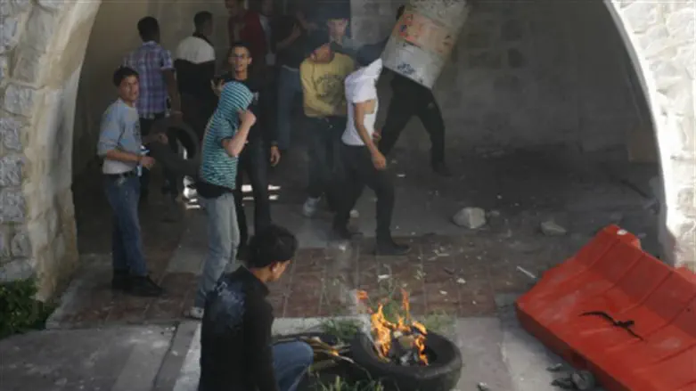 Палестинские погромщики у гробницы Йосефа