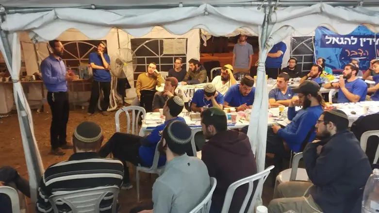 ישראל גנץ במאהל מול בית ח"כ ניר אורבך