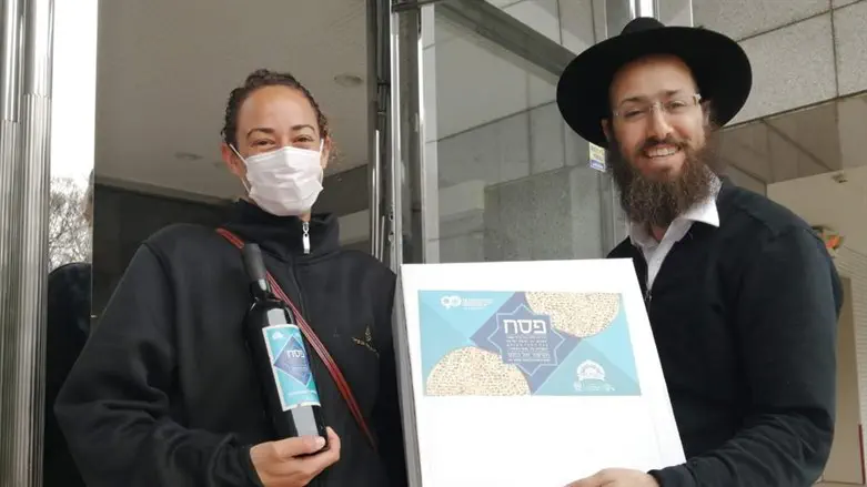 מחלקים מצות ויין בבתי חב"ד בעולם