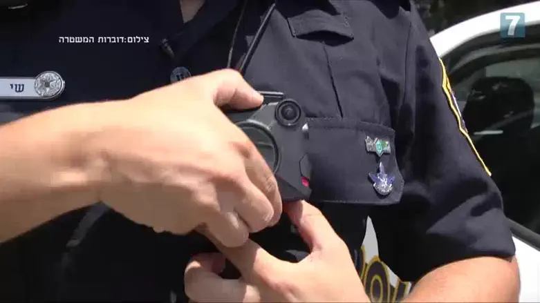 המצלמה על דש הבגד של השוטרים.  אילוסטרציה