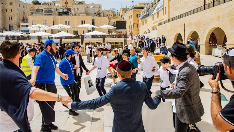 Ukrainian refugees join orphans at Western Wall
