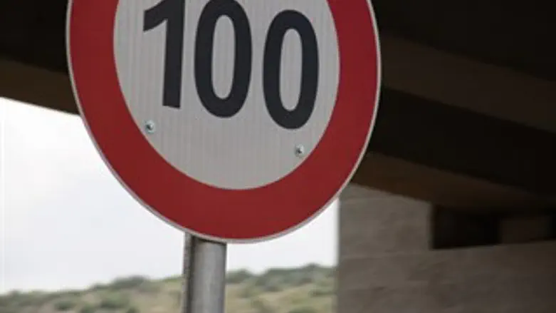הגבלת מהירות, 100, תנועה