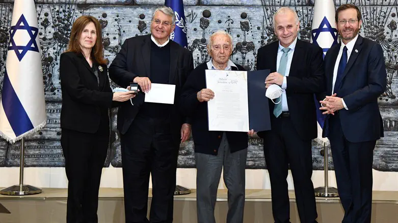 הנשיא מעניק את הפרסים