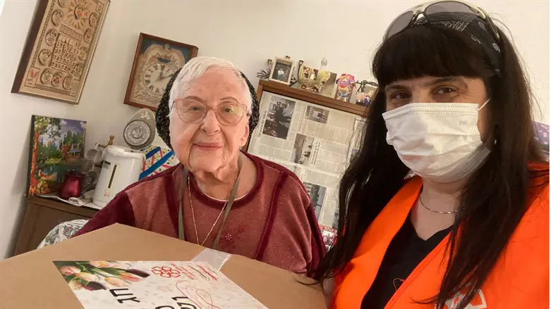 Senior receives gift package in Beit Shemesh