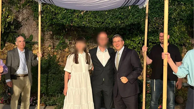 בני הזוג תחת החופה בחצר ביתו של הרב שאול פרבר