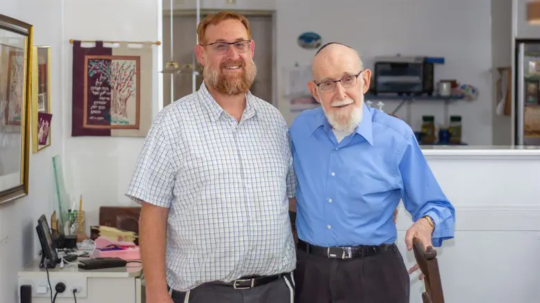 פרופ' שמעון גליק ובנו יהודה גליק