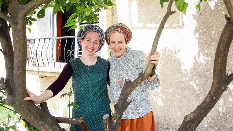 הרבנית נעמי שפירא ובתה מעיין הנדלר