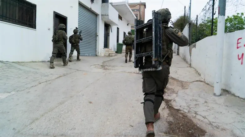 Силы ЦАХАЛа в ходе операции по задержанию террориста