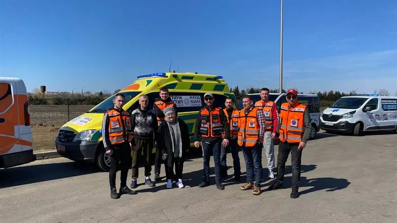 Svetlana poses with the ambulance teams from United Hatzalah after crossing the 