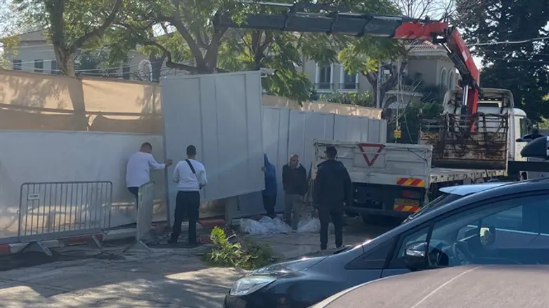 Работы вокруг дома семьи Беннетт в Раанане