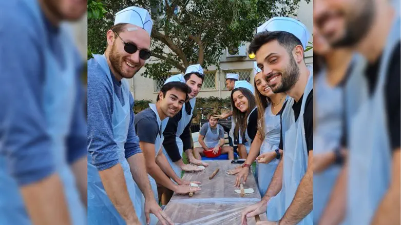 אפיית מצות לסטודנטים