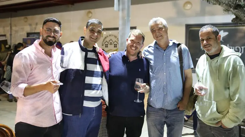 מימין לשמאל: עודד הרשקוביץ, יגאל להב, יוסף סולומון, דודו סעדה ואליעד סעדה