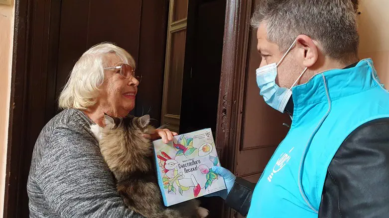 Svetlana Niselevitch receives haggadah from the JDC at her Odessa home