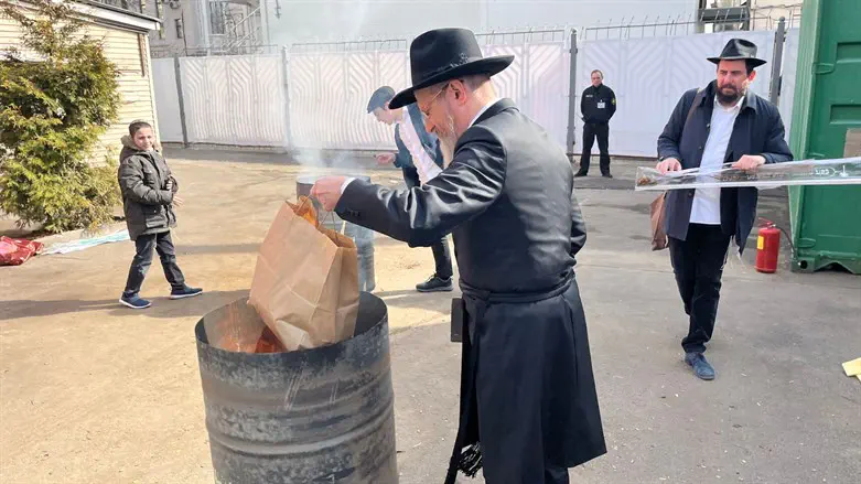 הרב ברל לזר שורף את החמץ במוסקבה
