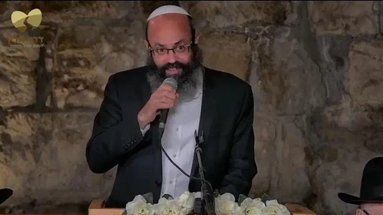 הרב הלל הורביץ במעמד קבלת פני רבו בסוכות האחרון