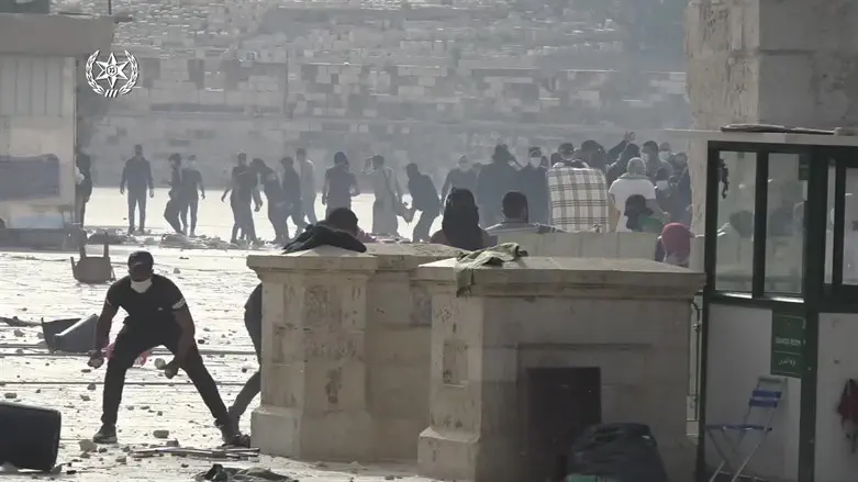 תיעוד ארכיון: ערבים מיידים אבנים בשוטרים בהר הבית