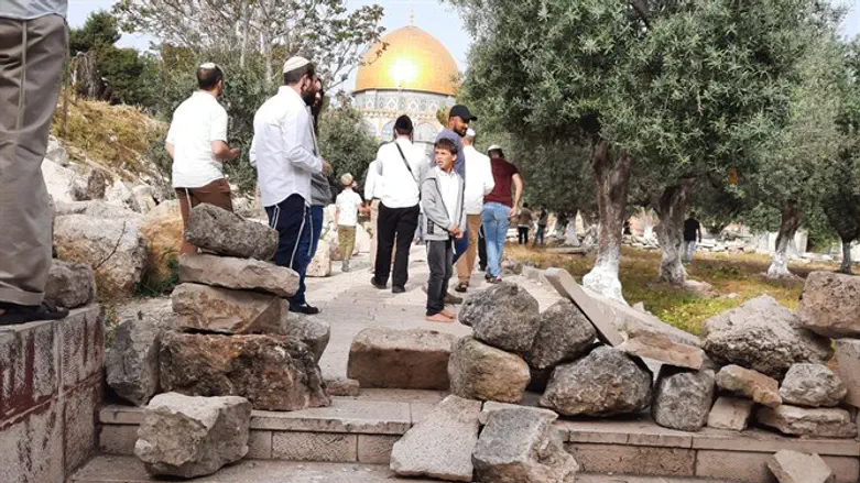 Камни, блокирующие путь верующим евреям на Храмовую гору